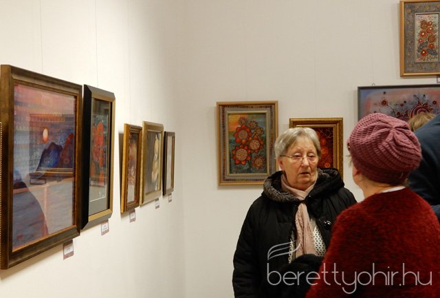 Fellobant az első gyertya lángja 33